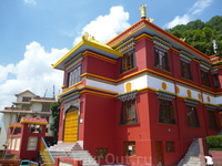 монастырь Тритен Норбутсе, относящийся к древней добуддистской религии Бон-по. В настоящее время монастыри Бон сохранились только в отдельных районах Тибета и Непала, а также в Сиккиме и Бутане. На те