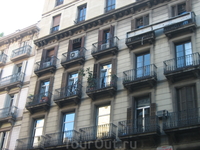 старый городо в Барселоне. Вот бы у нас такие фикусы на балконах стояли