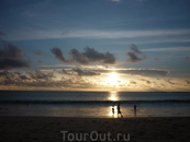 Сидя за ужином в Джимбаране на западном побережье Бали - смотришь на представление- закат над Индийским океаном.