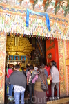 Одна из главных достопримечательностей монастыря – погребальные ступы с останками Первого Далай-ламы и нескольких Панчен-лам. Здесь находится золотая одиннадцатиметровая ...