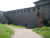 Крепость Орешек. Стена, частично отреставрированная. 