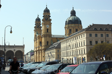 Собор Театинер / Theatinerkirche. В 1659 году Генриетта Аделаида Савойская, супруга курфюрста Фердинанда Марии, дала обет в благодарность за рождение наследника возвести красивейшую и ценнейшую церков