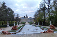 Сады, которые окружают дворец Ла-Гранха, имеют протяженность шесть километров. Французский садовник Рене Карлье при проектировании садов учел и представил ...
