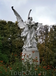 этот ангел встречает  в Люксембургском саду