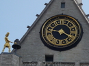 Левен. Часы  на фронтоне  церкви  Святого Петра.