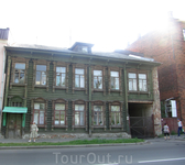 дом Попова является самой старой гражданской постройкой Рыбинска. Расположен напротив музея Мологского края...