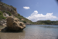 Огромные камни придают пляжам Родоса красивый и уникальный вид. На каждом пляже количество форма и размеры камней разные более плоские, мелкие, крупные ...