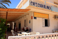 Мечтала всегда попасть в Марокко. Очень нравится фильм " Касабланка" и вдруг по дороге в Тунис автобус останавливается и передо мной нате-кафе "Касабланка" ...