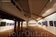 В самом большом зале наверху проходит выставка русского художника Владимира Фомина. Выставка будет проходить до 4.03.2012. Многие из картин можно купить ...