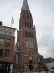Это очень интересная церковь находится в Гааге! Она вся выполнена из кирпича