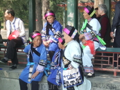 В парках сотдыхают почтенного возраста китайцы, многие в национальных костюмах