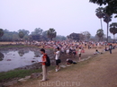 Несколько сотен людей пришли рано утром (около 5,30 утра) чтобы встретить рассвет на фоне храма Ангкор Ват. Признаюсь честно  - зрелище потрясающее)))