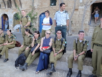 В израильской армии служт не только юноши, но и девушки. Оптимистичные, принципиальные и всегда готовы постоят за свою страну.