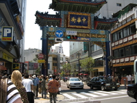 Чтобы попасть в Китайский квартал, следует пройти под одними из четырех разноцветных ворот —в данном случае восточными (окрашенными в голубой цвет, символ ...