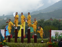 Суншань Шаолиньсы - монастырь Шаолинь в горах Сун был основан в 19 году эры Тхайхэ в период Северная Вэй (495г) индийским монахом Бато.
Торжественное ...