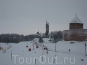 С моста пешеходного через Волхов виднеется первооснователь Новгорода, а точнее его памятник.