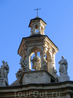 Церковь увенчана небольшим куполом с статуей Иоанна Крестителя и фигурами Милосердия и Веры по бокам.