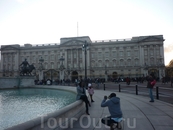 Букинге́мский дворец -официальная лондонская резиденция британских монархов
