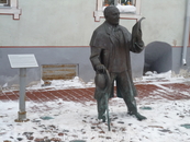 Пярну. Интересный памятник (кому - не помню), героически стоит на снегу