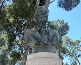 Памятник Артуру Эвансу - "первооткрыватель" Кноссоса. В 1900 г., после обретения Критом самостоятельности он приобрел участок на холме Кефала, где бомее ...