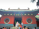 на центральных воротах храма иероглифы «Монастырь Шаолинь», написанные каллиграфией Цинским императором Канси (читать справа налево)