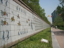 Стены вокруг канала украшены самыми разными сюжетами. Здесь, например, изображена прогулка одного из королей с его свитой. Изображено более 1700 человек ...