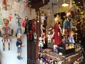 Огромный выбор кукол в магазине марионеток