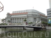 на правом берегу Сингапур - отель Fullerton в стиле ар-деко. В здании, названном в честь британского губернатора, на протяжении нескольких лет располагались ...