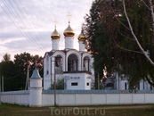 Действующий женский монастырь в черте города, освещен лучами заката