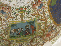 Роспись на потолке мавзолея
Построен во времена Каджаров.
Ангелы в Персии не бесполые.
А  вид имеют грешный,попастый,упитанный.