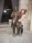 скульптура Леопольду фон Захер-Мазоху у входа в "Мазох-кафе"