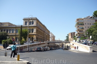 Рим.Эти улицы и мост расположены  напротив Колизея.