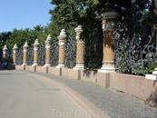 На границе Михайловского сада с прекрасной кованной оградой