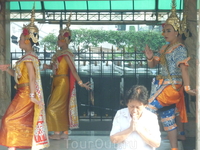 Бангкок-Тайские танцы у алтаря Эраван