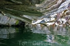 "Потолок" пещеры очень низко нависает над водой...