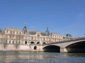 Лувр. Четыре века Лувр был дворцом французских королей.В 1793г по решению Национального собрания дворец стал музеем.