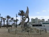 Пляж является ближайшим к центру города, а самым знаменитым является La Playa de Malbarrosa, до нее мы не добрались. 
В начале аллеи звезд стоит памятник ...