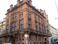 Строения из розового камня являются характерной чертой Глазго. В Эдинбурге таких зданий практически нет, разве что в порядке исключения.