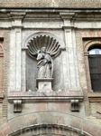 Святой Иаков (?) на фасаде церкви и ракушка - символ El Camino del Santiago. Вообще писала отчет и как-то подумала о том почему ракушка стала симоволом ...