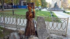 Деревянные скульптуры на курортном проспекте