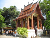 Лаос. Во дворике храма.