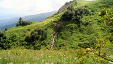 Интересное начало у реки Армянка-спадает водопадом прямо из горы