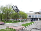 памятник мотоциклу, около музея
