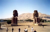 Статуи Мемнона – поющие на заре.
Аменхотеп III выстроил храм в некрополе города Фивы, который охраняли у ворот две гигантские статуи. Высотой они – 23 ...