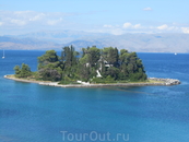 Островок Понтикониси, или Мышиный остров, находится неподалеку от Канони. Мышиным его называют за то, что белая лестница напоминает мышиный хвост. Лестница ...