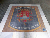 На выходе из лифта - большой герб Аликанте, на котором красуется крепость. Надпись гласит что Аликанте - лучшая земля во всем мире.