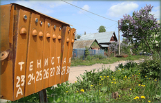 на улице Тенистой. А ещё в городе есть улицы: Тополиная, Берёзовая, Яблоневая, Кленовая, Фруктовая, Цветочная, Васильковая, Лиственная и переулок Ягодный ...