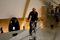 Научный центр «Ahhaa». В зале Технологий можно проехаться на велосипеде по тросу на высоте 8 метров.