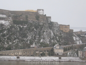 Вид на старую крепость на противоположном берегу.