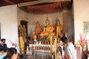 В храме Чомси примерно то же, что и в других буддийских храмах Лаоса.